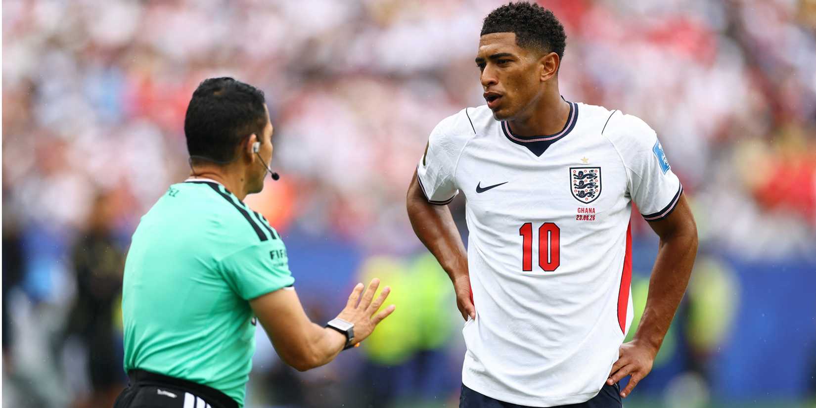 Jude Bellingham in discussion with the referee at the 2026 World Cup