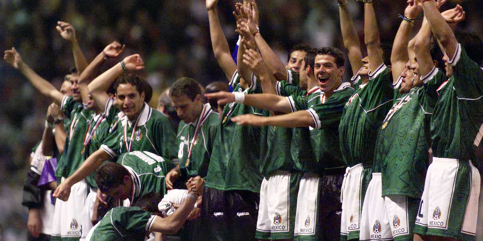 Mexico players start Mexican wave