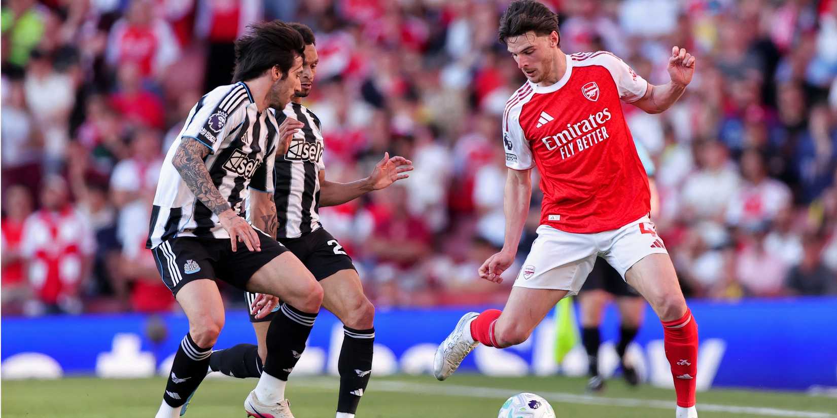 Declan Rice takes on Sandro Tonali