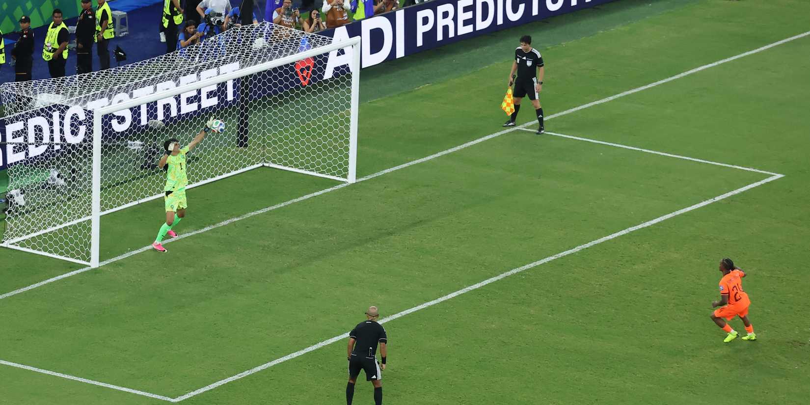 Yassine Bounou Morocco saves penalty against Crysencio Summerville Netherlands World Cup 2026