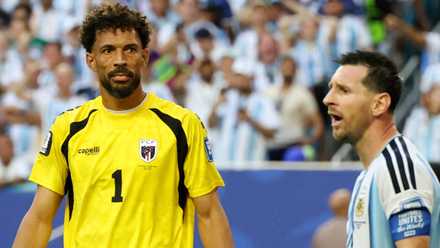 Argentina's Lionel Messi reacts as Cape Verde's Vozinha looks on