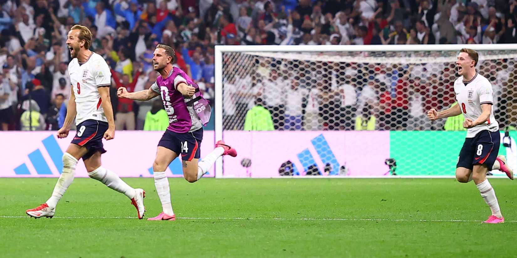 Harry Kane, Jordan Henderson and Elliot Anderson celebrate England's victory vs Mexico