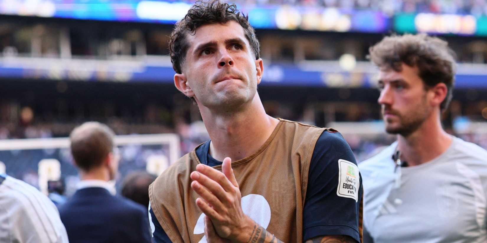 Christian Pulisic of the U.S. looks dejected as he applauds fans after the match following their elimination from the World Cup