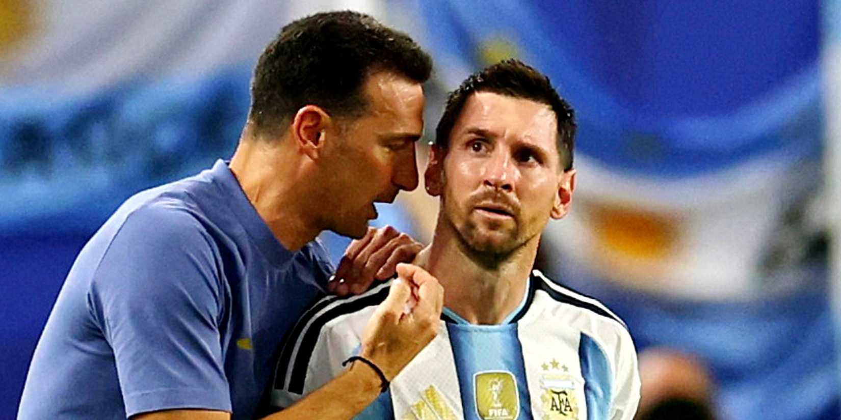Lionel Scaloni speaks with Lionel Messi after Cristian Romero scores their third goal
