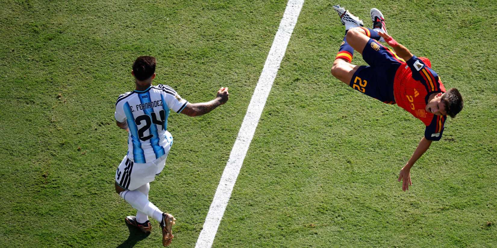 Argentina's Enzo Fernandez fouls Spain's Pau Cubarsi resulting in a second yellow card followed by a red card