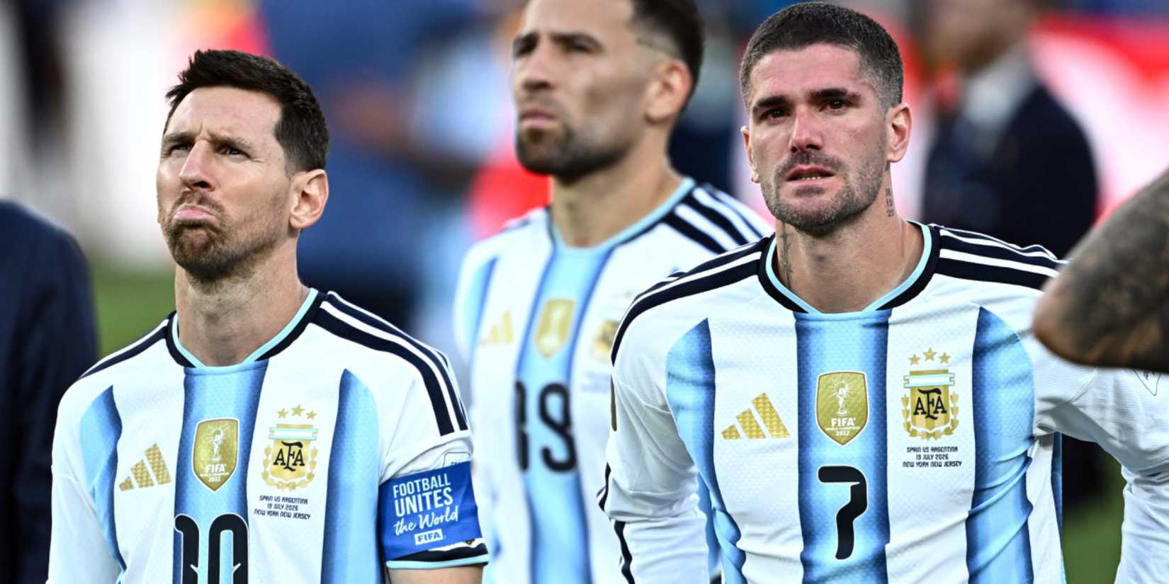 Argentina lên tiếng về đơn kiến nghị đá lại trận chung kết World Cup 3 Argentina's Lionel Messi and Rodrigo De Paul look dejected after losing the World Cup final