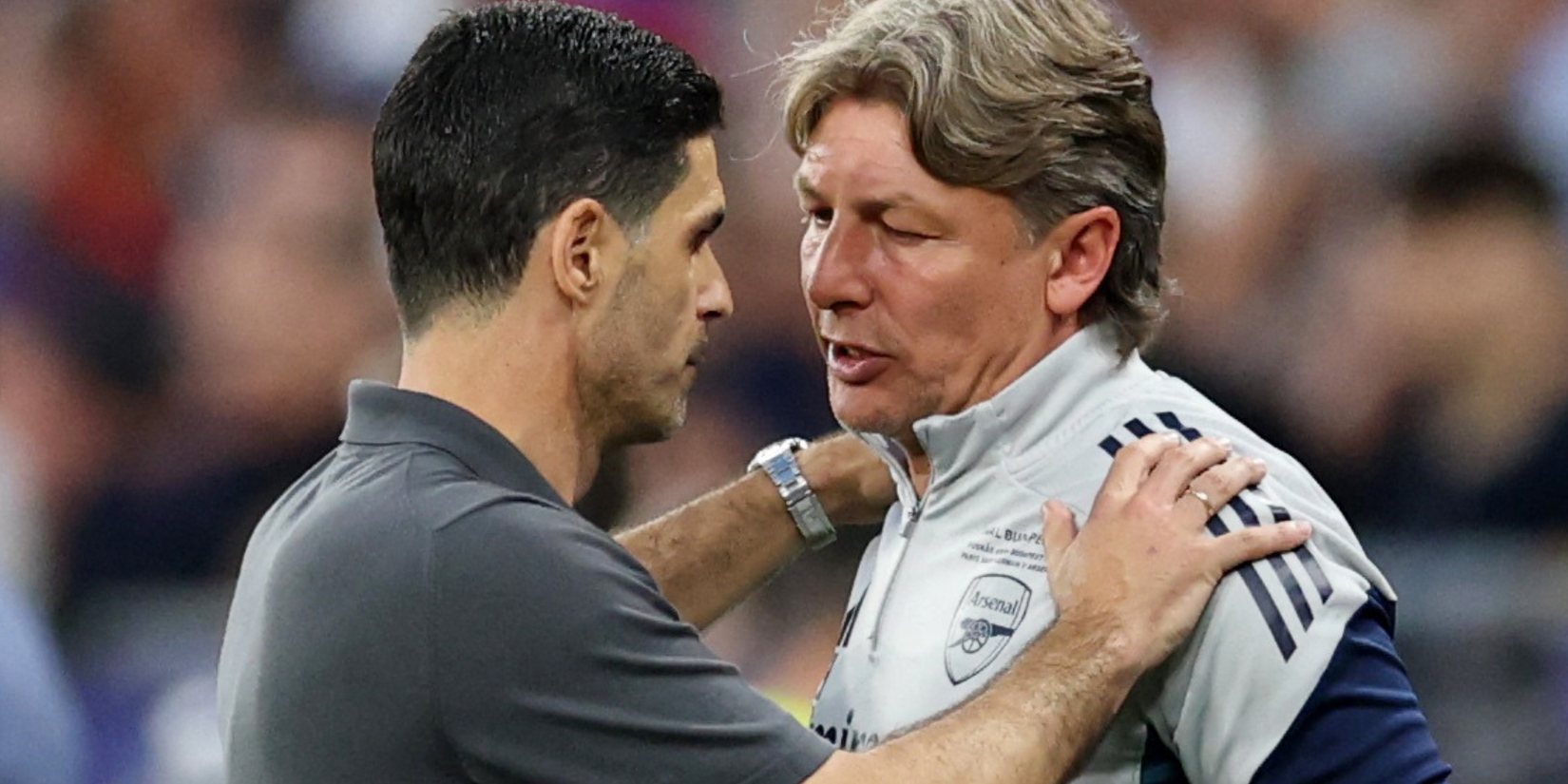Arsenal manager Mikel Arteta speaks with assistant coach Gabriel Heinze