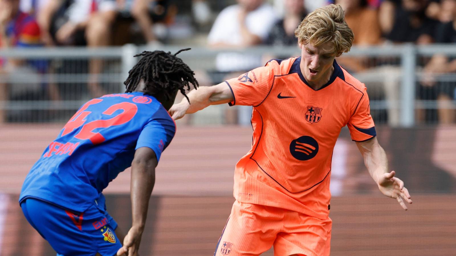 Spanish Media Issue Verdict on Anthony Gordon’s Barcelona Debut