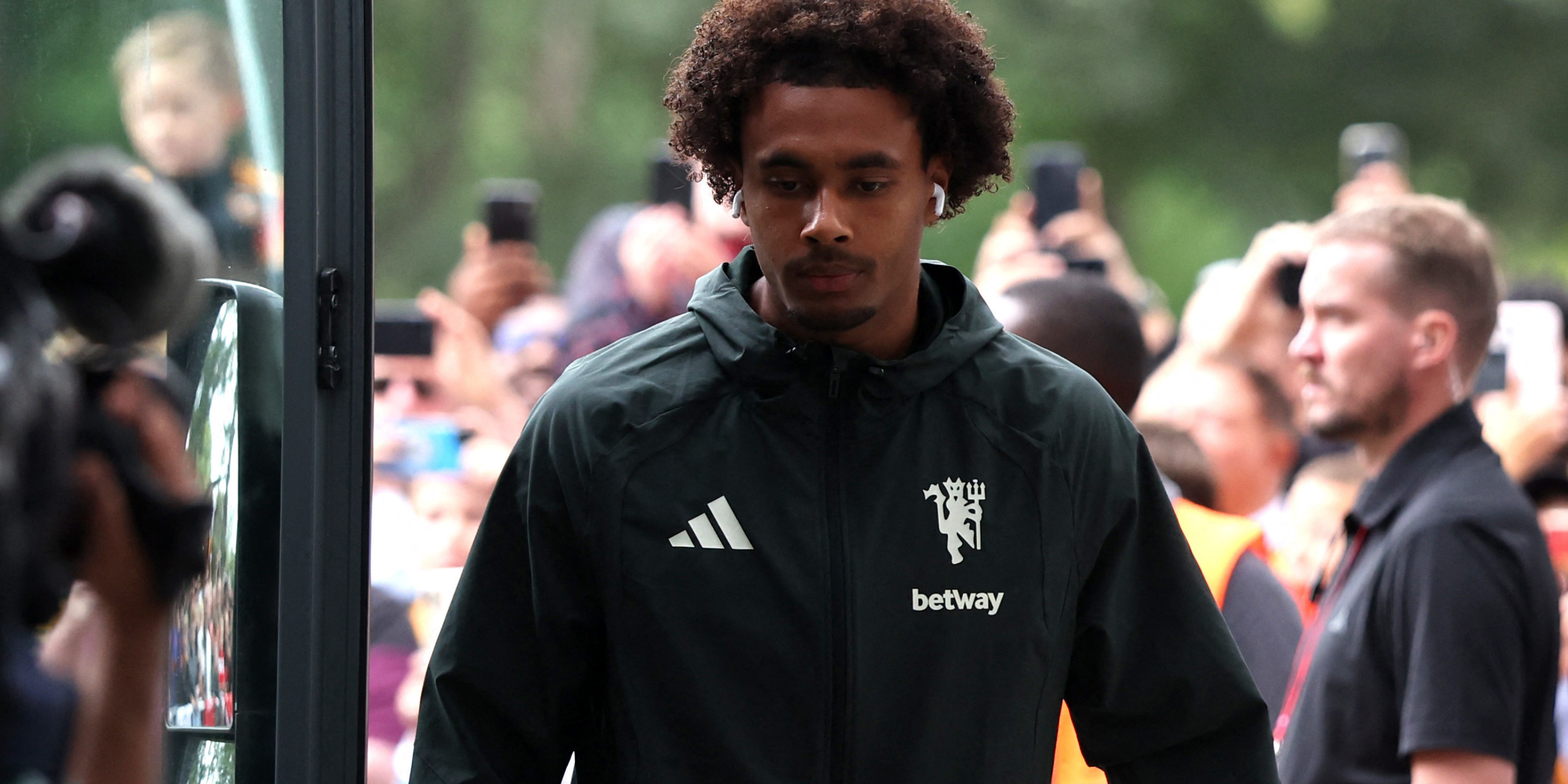 Fabrizio Romano Gives Update on Man Utd Replacing Zirkzee With New Striker