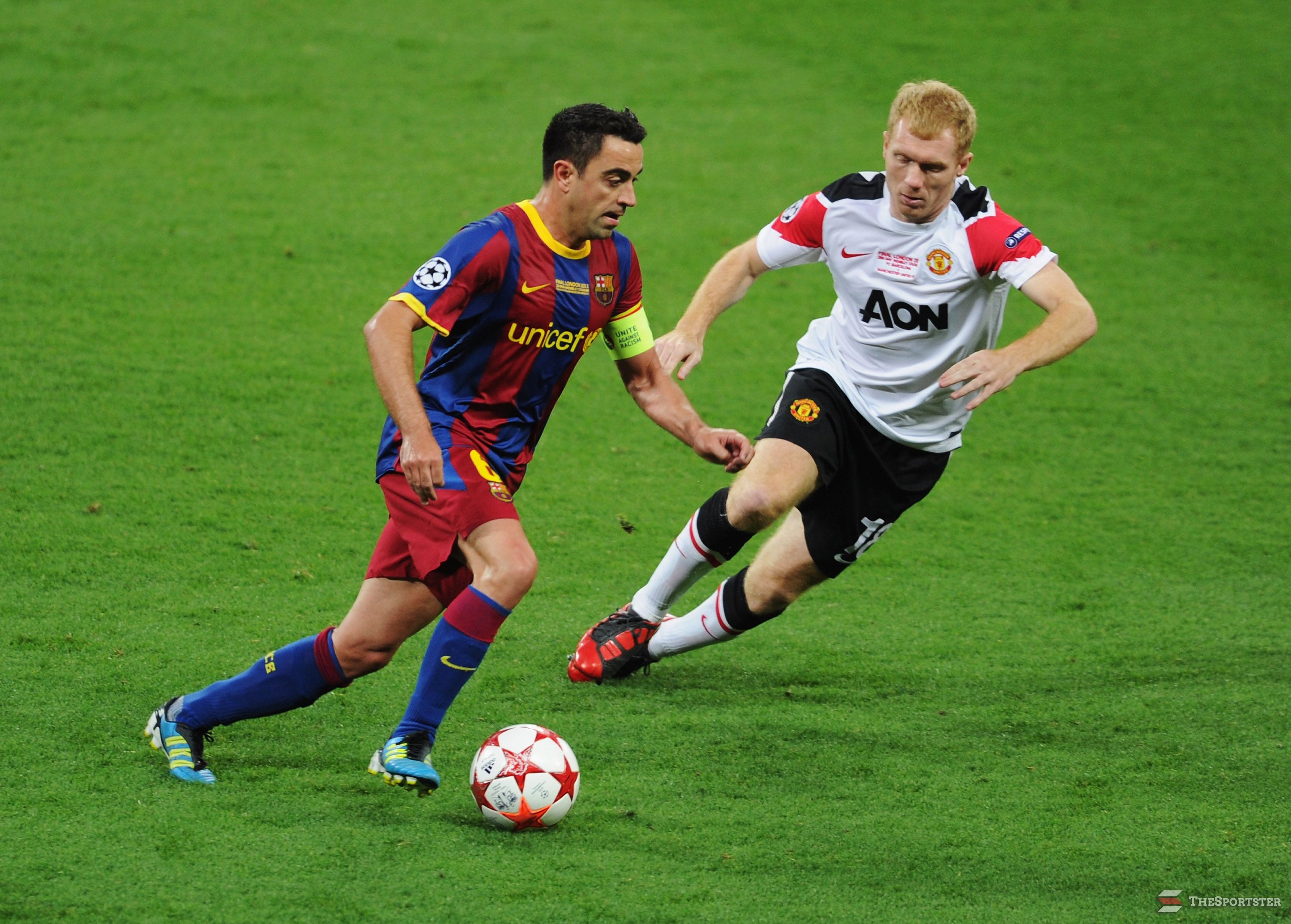 LONDON, ENGLAND - MAY 28: Xavi of FC Barcelona is watched by Paul Scholes of Manchester United during the UEFA Champions League final between FC Barcelona and Manchester United FC at Wembley Stadium on May 28, 2011 in London, England. (Photo by Michael Regan/Getty Images)