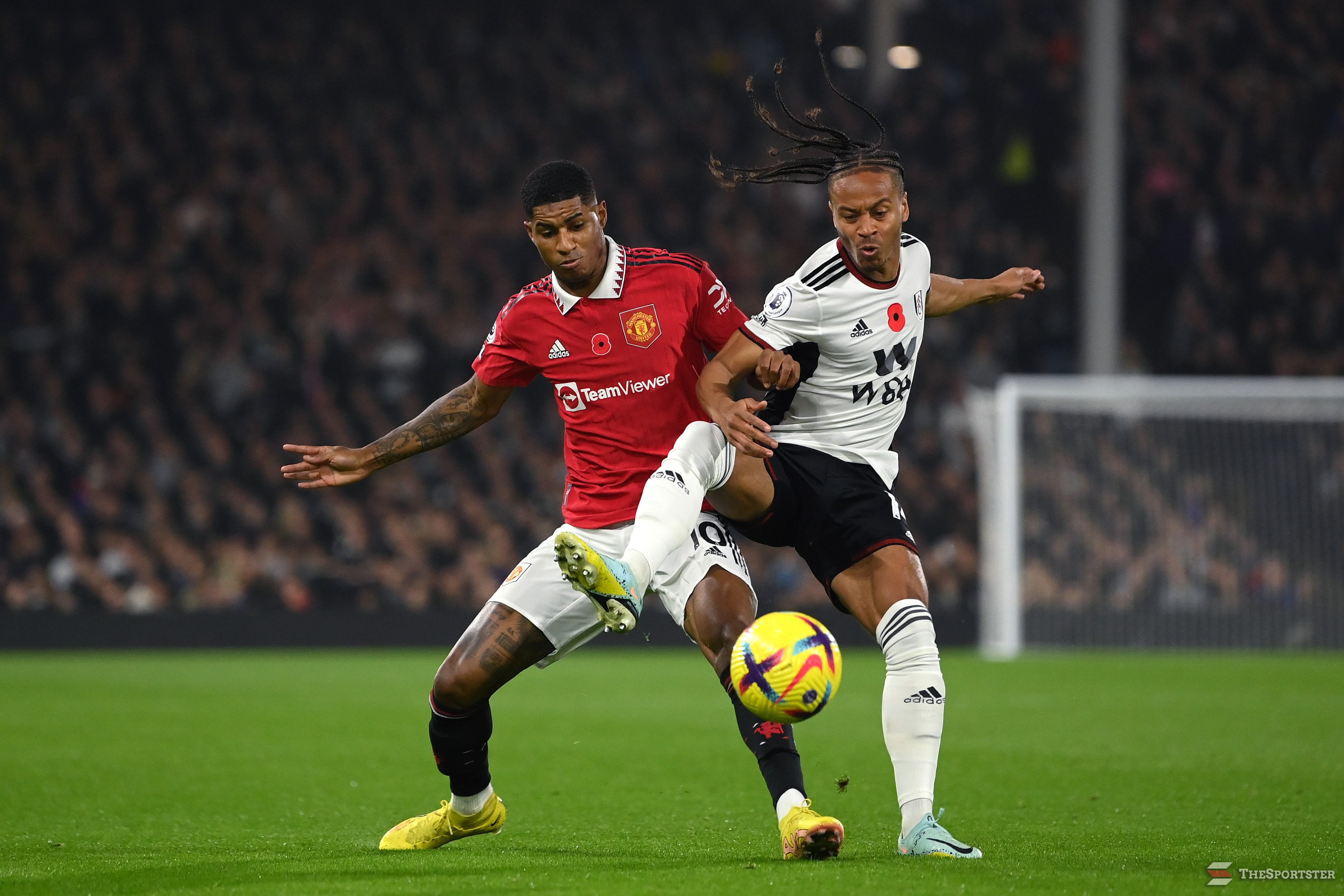 LONDON, ENGLAND - NOVEMBER 13: Marcus Rashford of Manchester United and Bobby Reid of Fulham battle for the ball during the Premier League match between Fulham FC and Manchester United at Craven Cottage on November 13, 2022 in London, England. (Photo by Justin Setterfield/Getty Images)